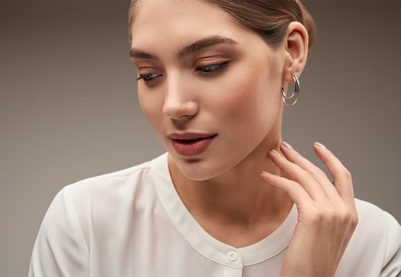 modelka przekłuwanie uszu